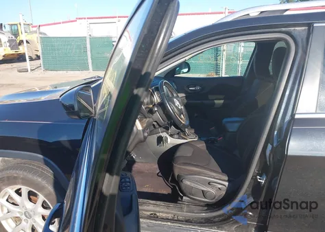 2016 Jeep Cherokee Latitude z USA, uszkodzony, nr VIN 1C4PJMCS3GW318671